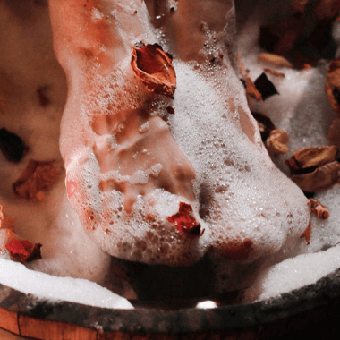 العناية بالقدمين